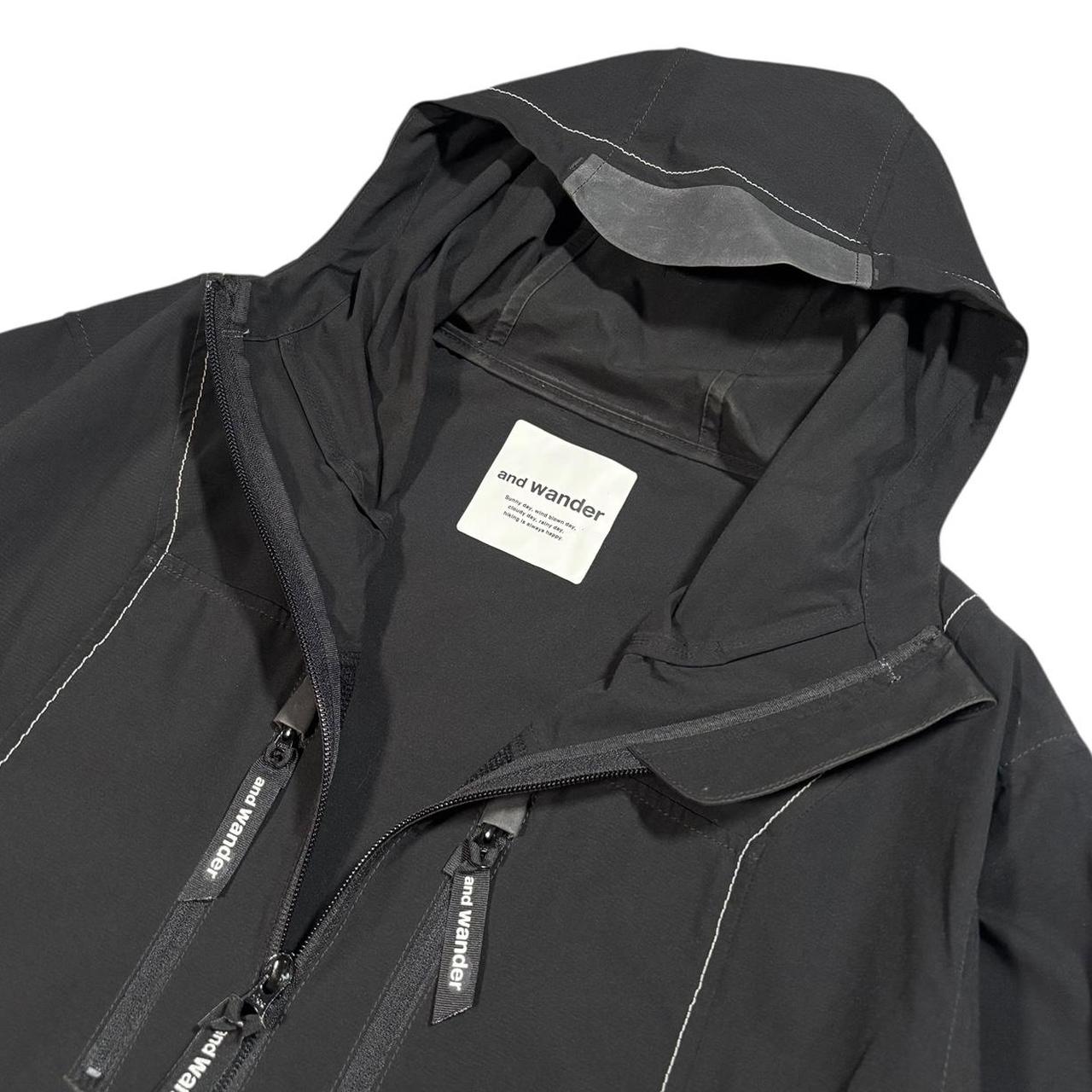 And wander black windbreaker jacket (L)