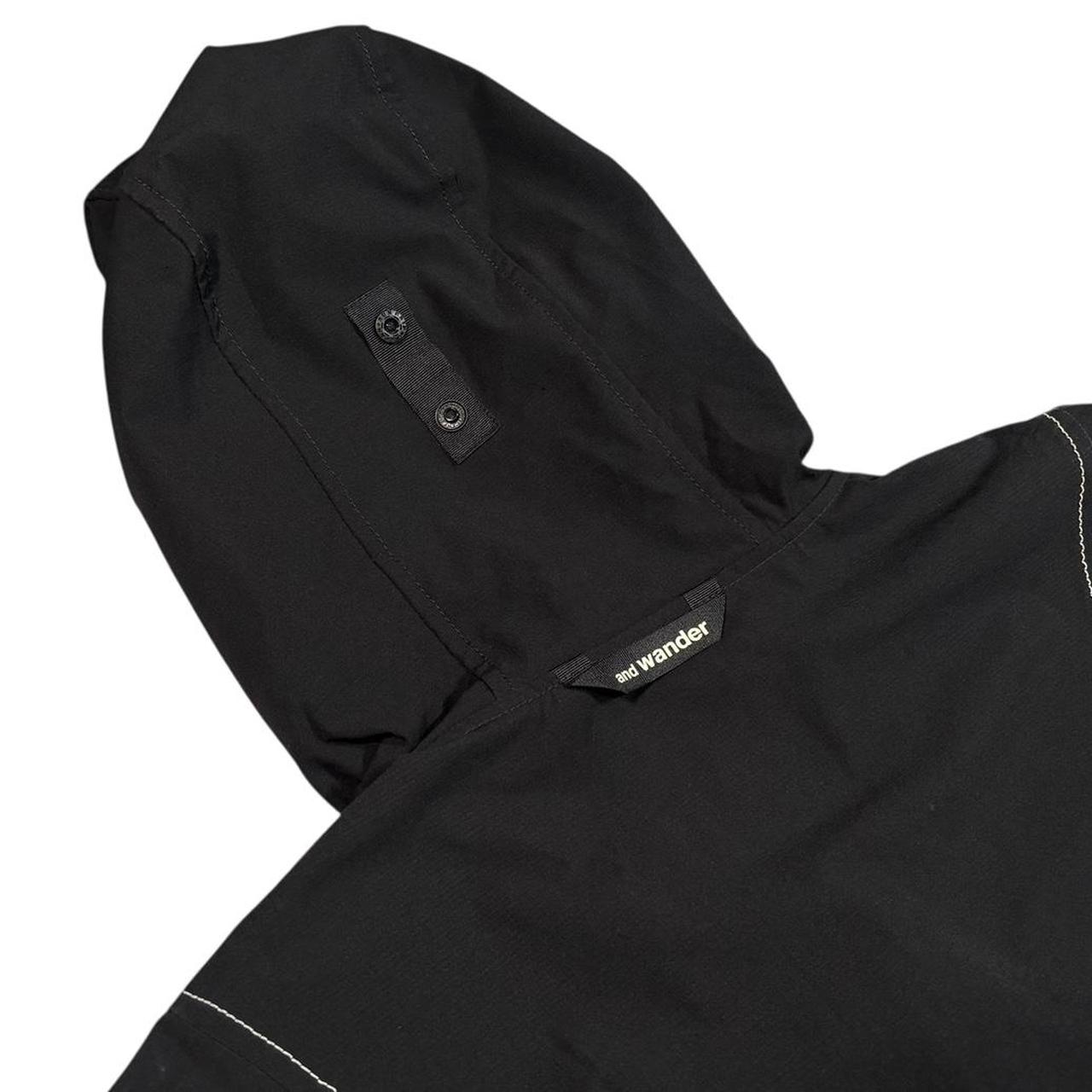 And wander black windbreaker jacket (L)
