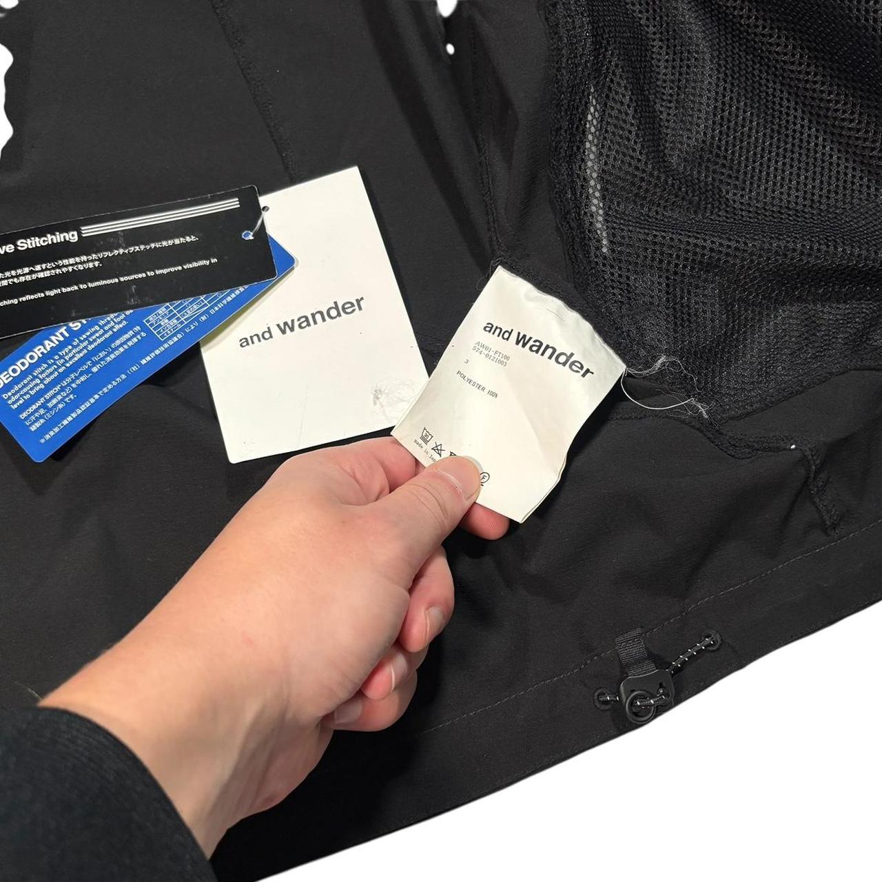 And wander black windbreaker jacket (L)